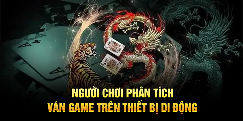 Người chơi phân tích ván game trên thiết bị di động